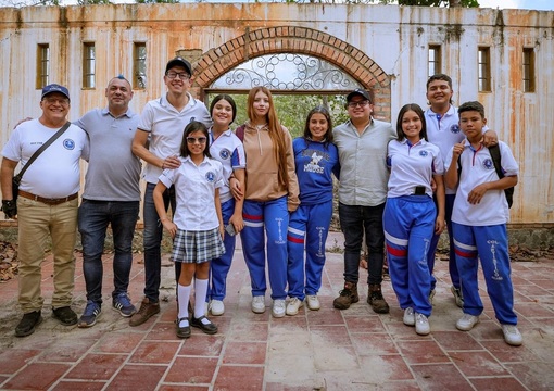 Grupo de estudiantes con ministro de Educación