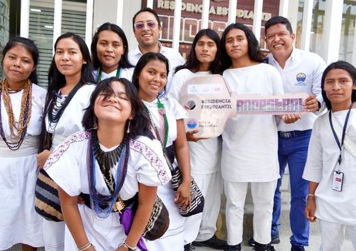 Viceministro Ricardo Moreno, junto con los estudiantes de la Residencia Estudiantil Ancestral