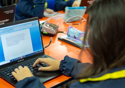 Estudiantes leyendo cuentos