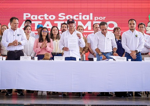 Presidente Gustavo Petro con equipo de Gobierno en firma del pacto Catatumbo.