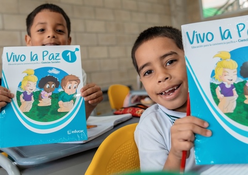 Estudiante con libros que tienen mensaje sobre paz