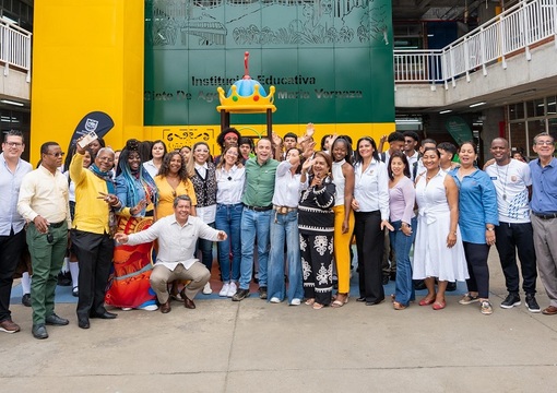 Grupo de personas en la inauguración del colegio