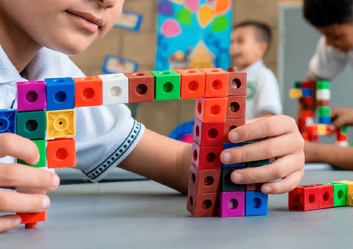 Niño en actividad didáctica