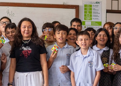 Profesora con estudiantes de Giron