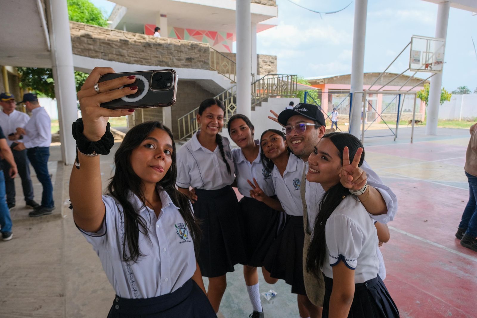 Viceministro, Ricardo Moreno, con estudiantes de Becerril