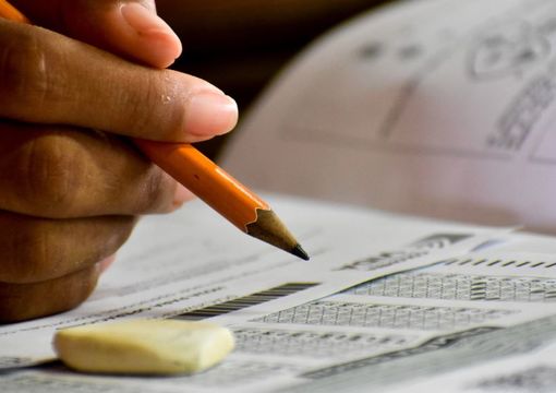 Persona presentando examen prueba saber escrita