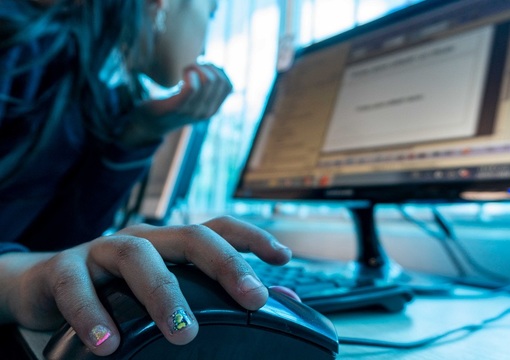 Manos estudiante computador