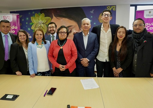 Ministro Daniel Rojas junto a presidenta de la SAE en firma de entrega del lote para la UniCundinamarca en Soacha.