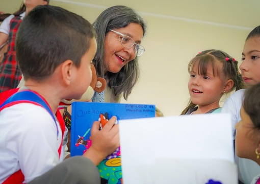 Viceministra Gloria Carrasco con niños del Instituto Universitario de Manizales