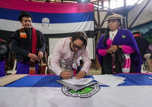 Viceministro de Educacion Superior firma universidad misak