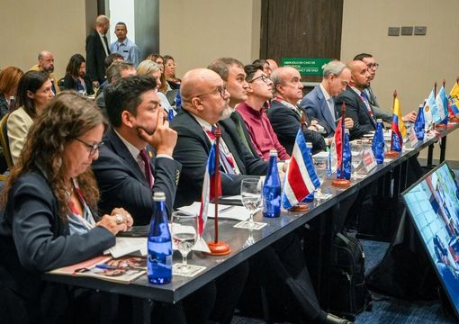 Ministro de Educación Daniel Rojas Medellín y demás miembros en el evento internacional de lanzamiento del Informe de Seguimiento de la Educación en el Mundo 2025 (GEM)