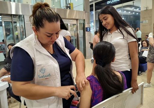 Profesional de la salud realizando proceso de vacunación contra la fiebre amarilla