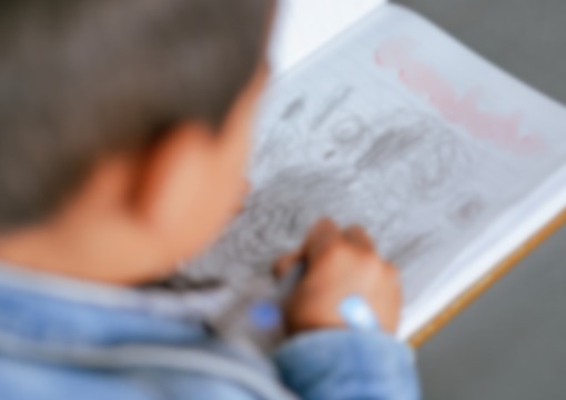 Estudiante en cuaderno