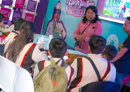 Profesor presenta experiencia en la Feria del Libro