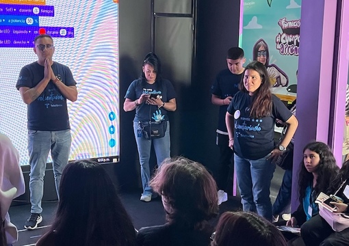 Telefonica hace talleres en la carpa de Mineducacion en la FilBo