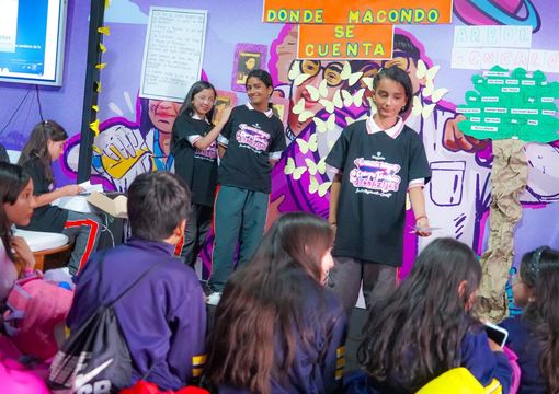 Estudiantes dentro de la Gran Carpa MinEducación - FILBO 2025