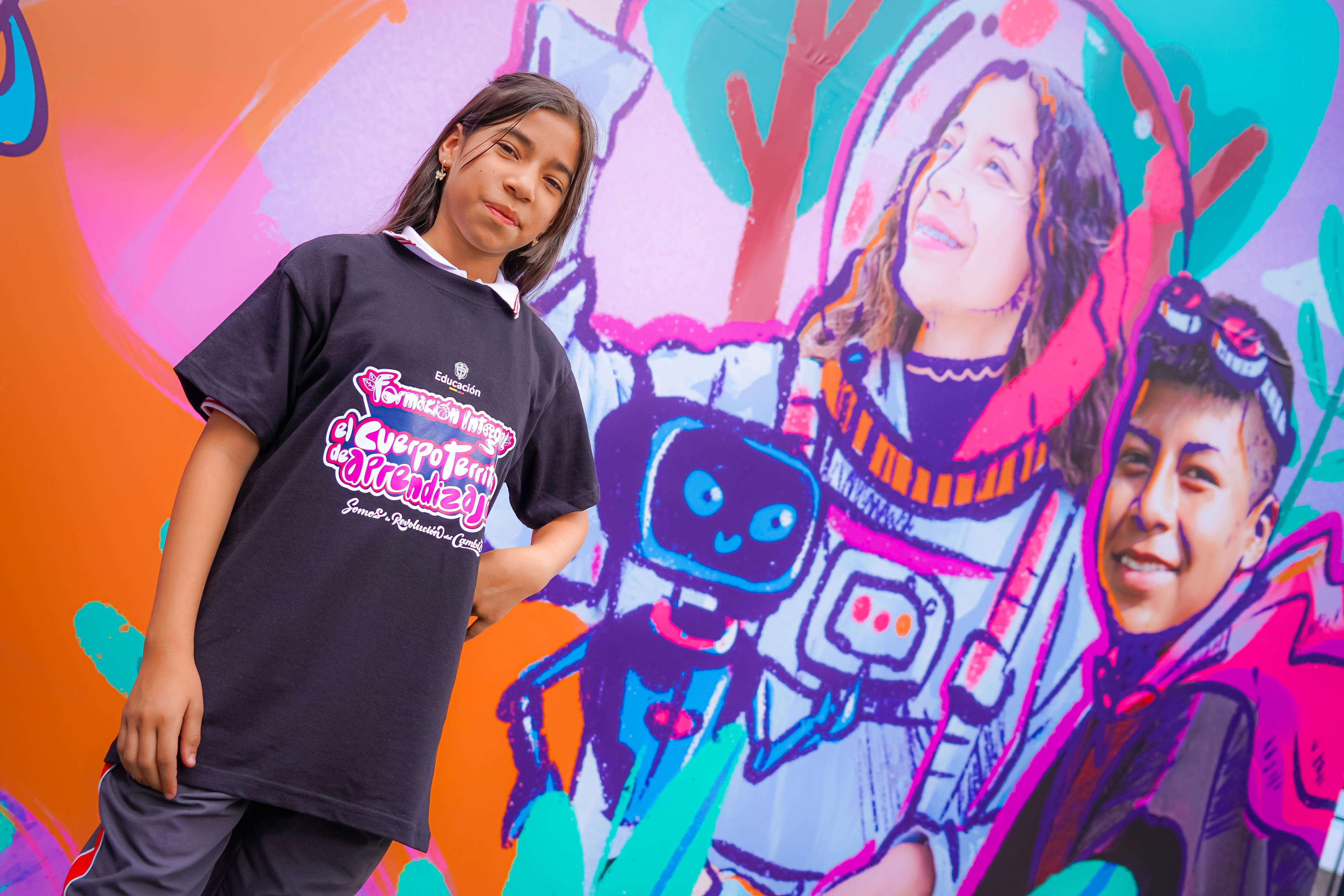 visitante frente a la carpa  del MEN en la FilBo2025