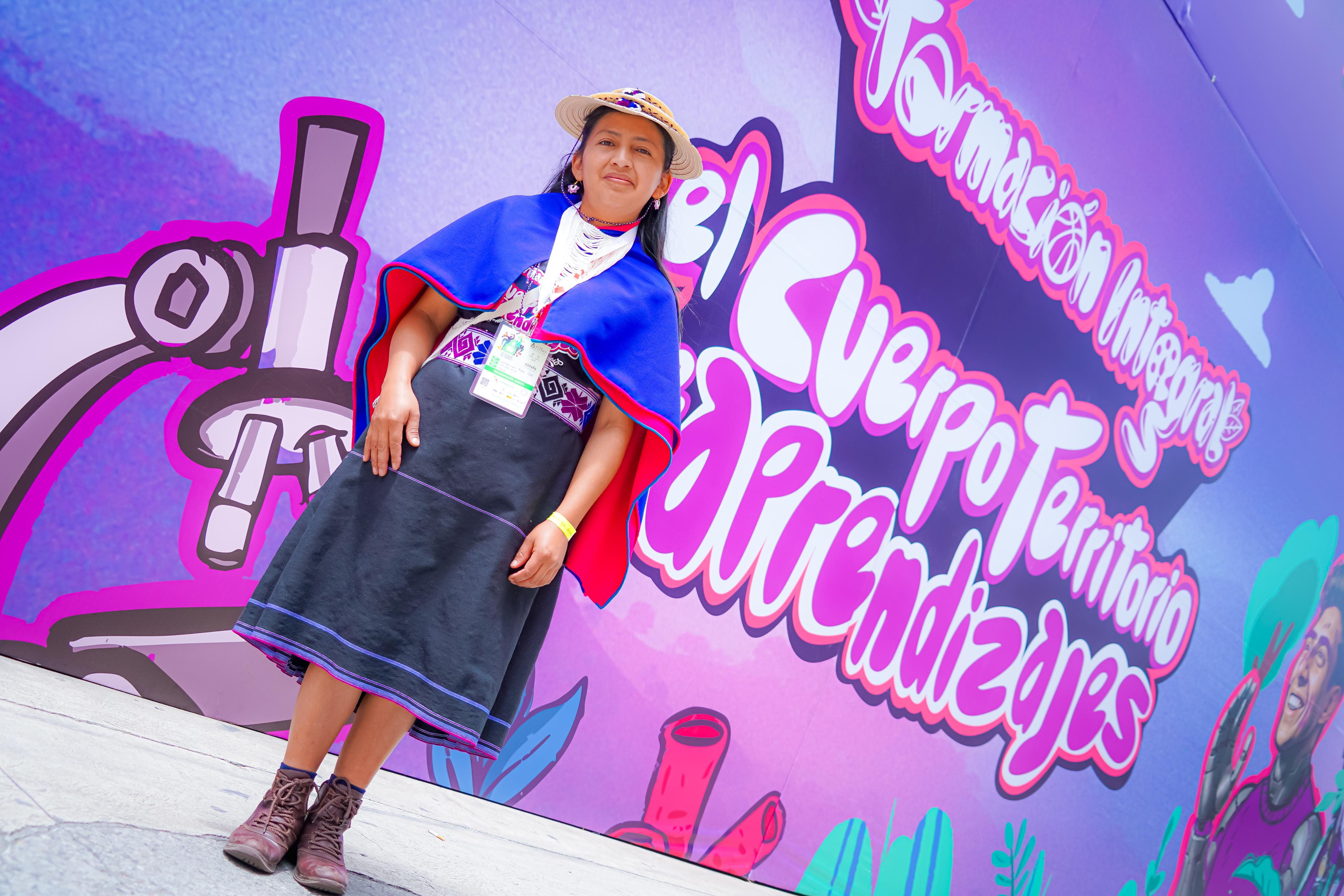 visitante frente a la carpa  del MEN en la FilBo2025