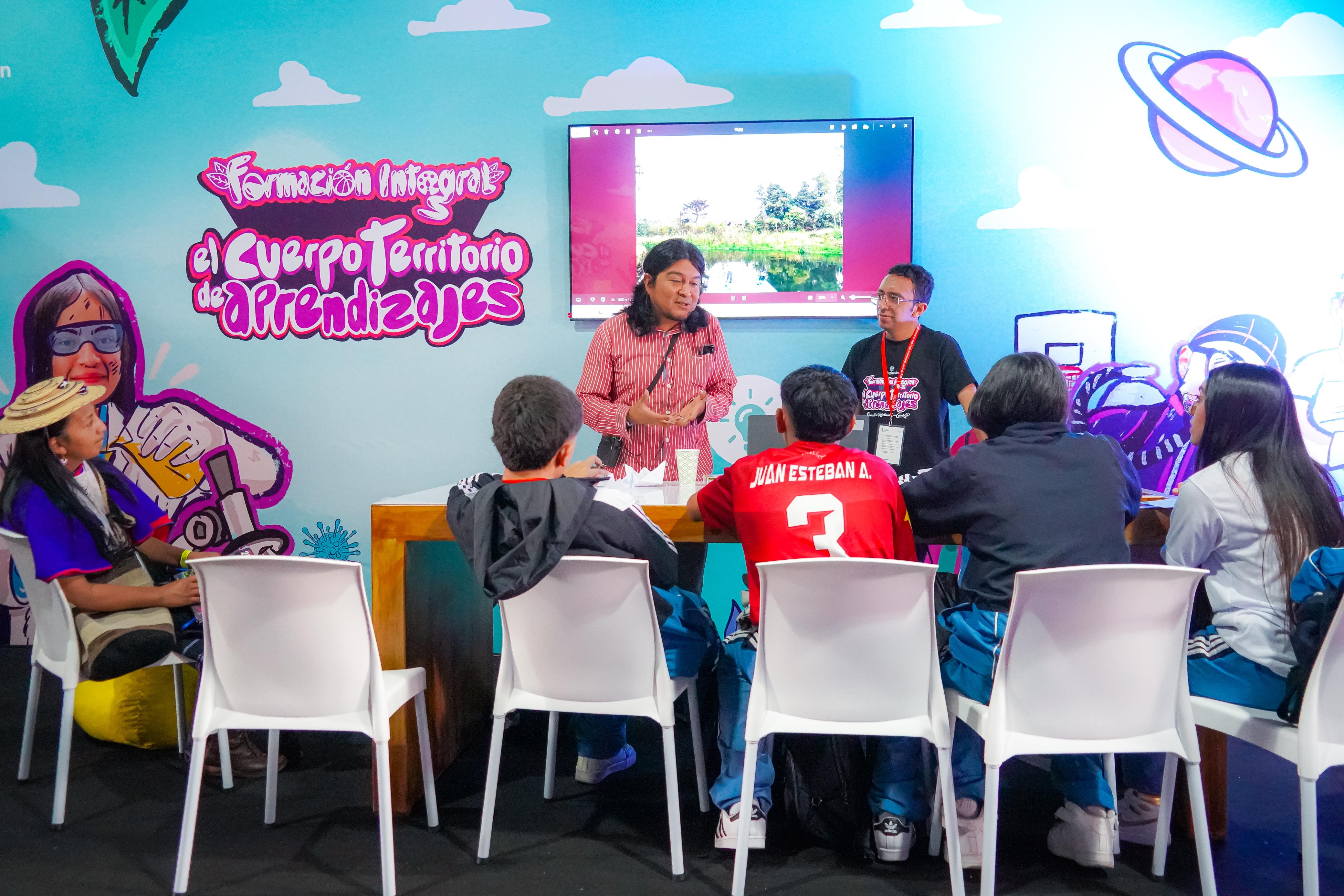 Grupo de participantes frente a conferencista - MEN en la FilBo2025