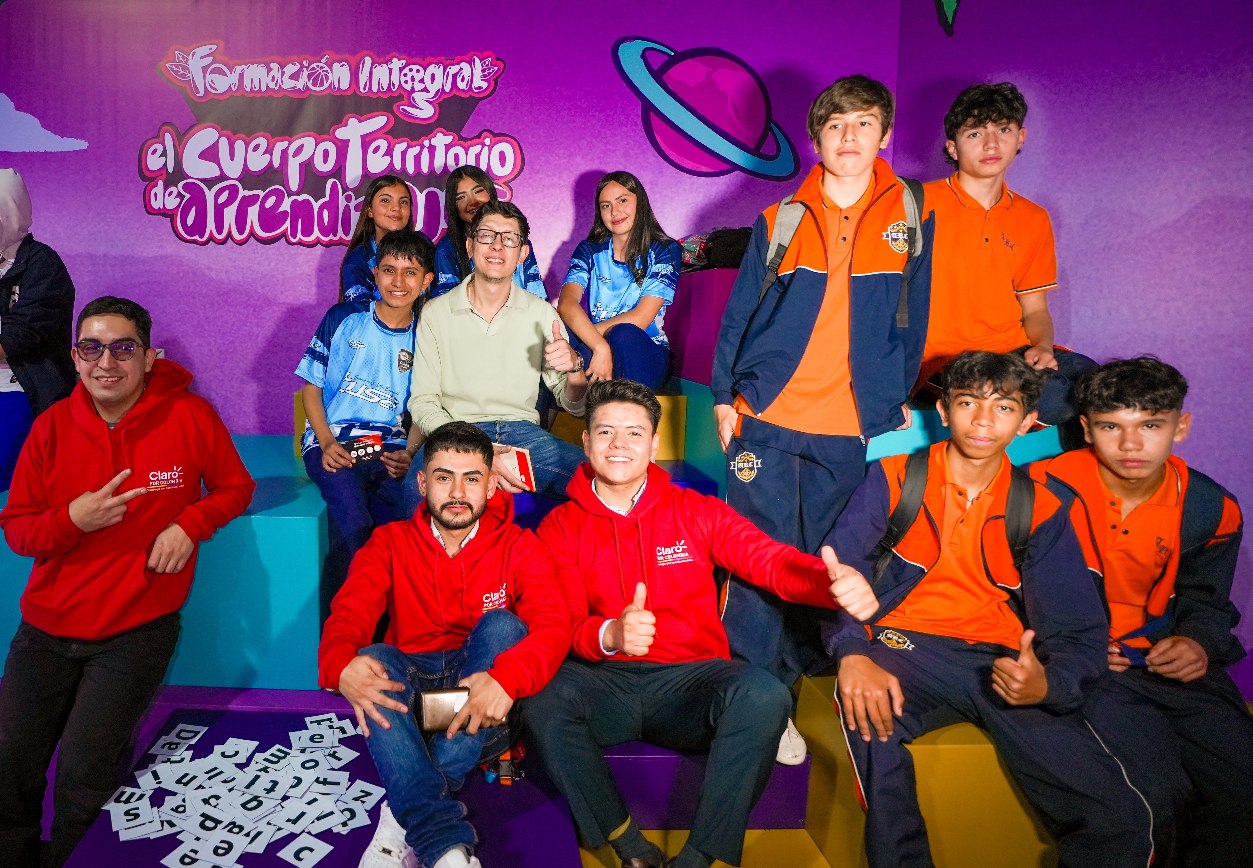 Grupo de niños en el MEN en la FilBo2025