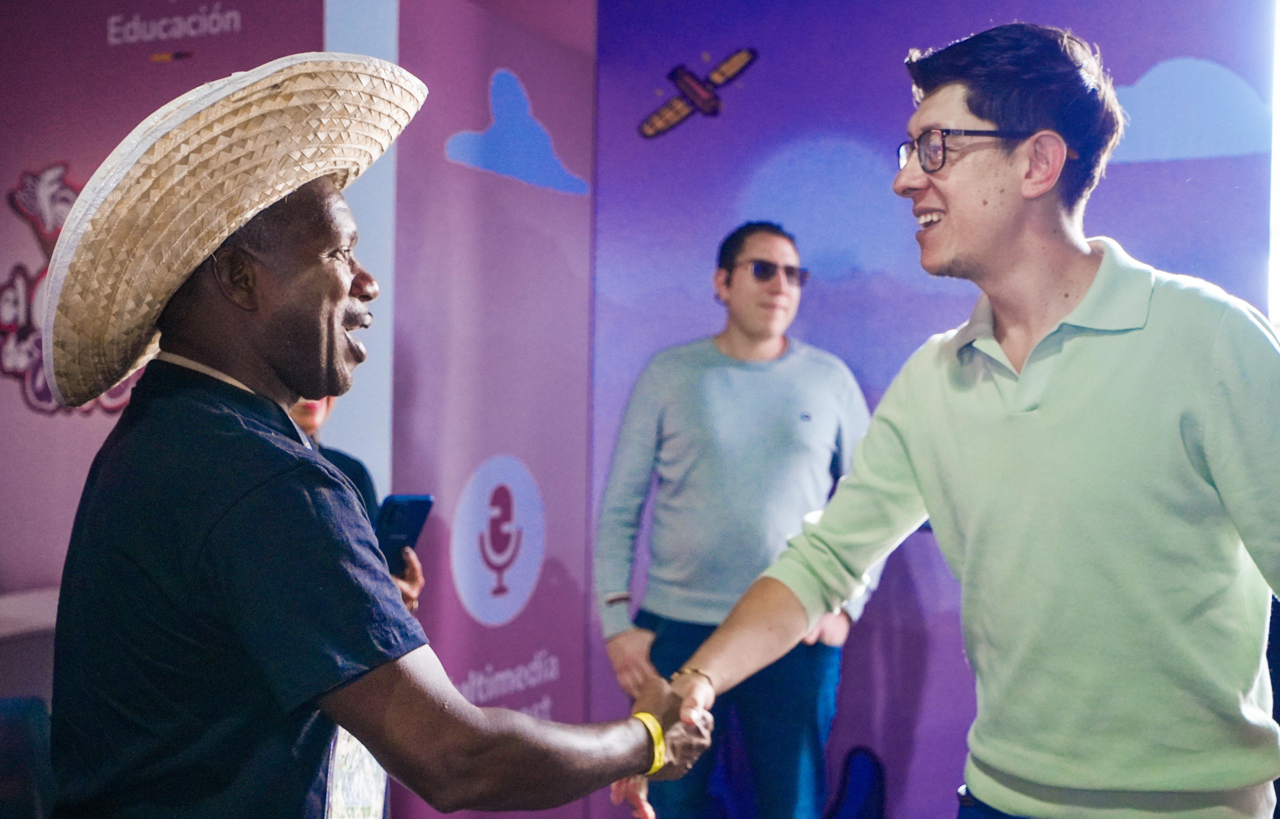 El Ministro Daniel Rojas Medellín saludando a invitado de FilBo2025