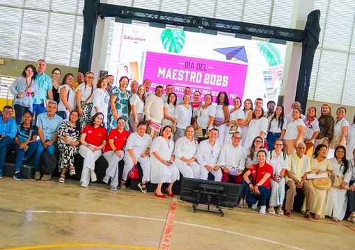 Grupo de docentes en el Día del Maestro en San Juan de Nepomuceno