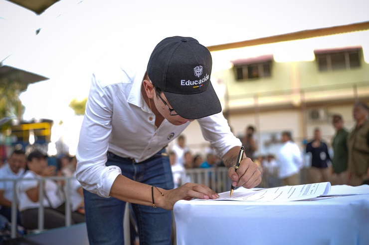 Ministro Daniel Rojas firmando documento del Pacto por el Catatumbo