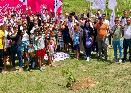 Ministro de Educacion y comunidad educativa en El Tarra sembrando el arbol para la construccion de la universidad