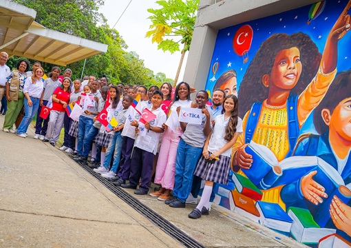 Más de 550 estudiantes en Buenaventura estrenan mobiliario escolar gracias a Mineducación y la Agencia Turca de Cooperación y Coordinación (TIKA)