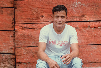 Oliver dejó de raspar hoja de coca para ser universitario