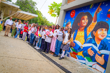 Mineducación y la Agencia Turca de Cooperación donó mobiliario escolar la IE Atanasio Girardot en Buenaventura