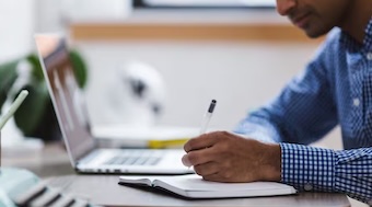 Hay más de 3.900 becas para que los docentes estudien una maestría