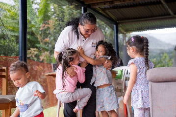 La profe Erminda camina cinco horas cada semana para llevar educación donde nunca hubo escuela