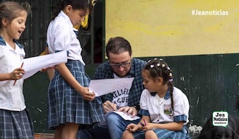 Tres niños del Vichada transforman un celular y la sombra de un palo de mango en un podcast que ya es referente nacional