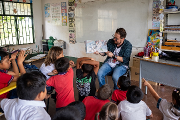 Bajo un palo de mango y con un celular tres niños del Vichada crean un podcast que ya es referente nacional