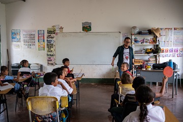 Tres niños de la Institución Educativa La Esmeralda crearon un espacio radial que ya es reconocido como medio comunitario por la FLIP
