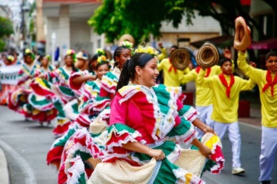 Con desfile folclórico estudiantes se sumergen en la historia de Santa Marta