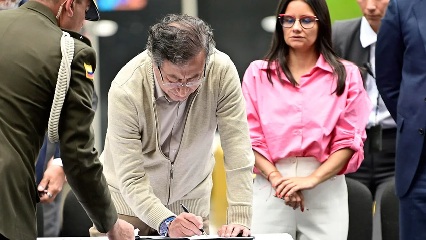 Presidente Gustavo Petro sanciona Ley de Salud Mental: un paso clave hacia el cuidado de la vida en Colombia