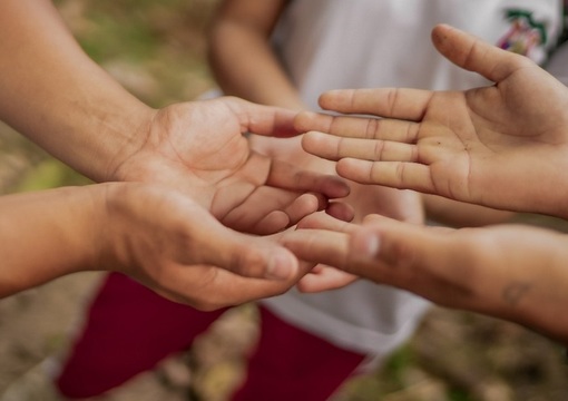 Foto de unas manos en unidad