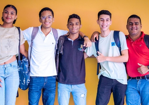 Grupo de 5 jóvenes, entre mujeres y hombre, universitarios