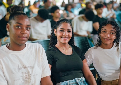 Tres mujeres estudiantes sonriendo a la cámara