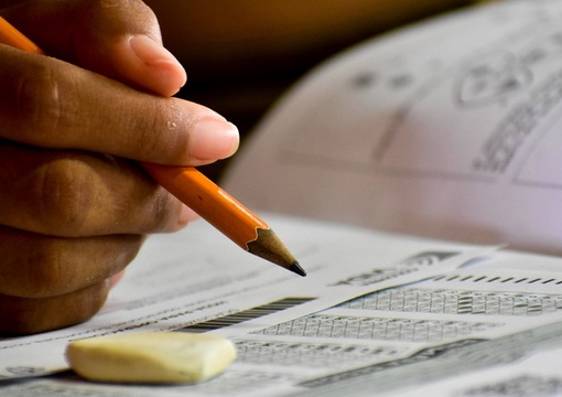 Mano diligenciando un examen