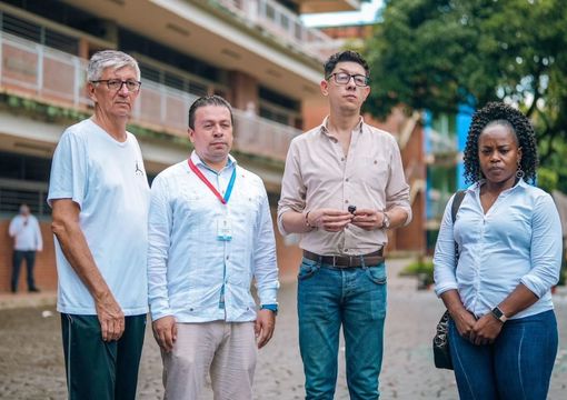 Ministro de educación reunido con tres personas de Villavicencio