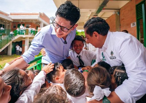 Ministro Daniel Rojas y el Gobernador de Boyacá Carlos Amaya con varios estudiantes