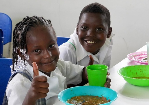 Niños afrodescendientes recibiendo el PAE
