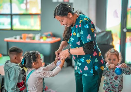 Profesora con niños de preescolar