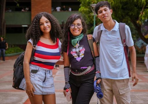 Tres estudiantes universitarios sonriendo