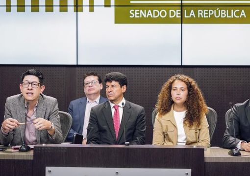 Ministro de Educación, Daniel Rojas, junto a la Ministra de Ciencia, Técnología e Innovación, Yesenia Olaya; congresistas y asistentes ponentes del Proyecto de Ley.