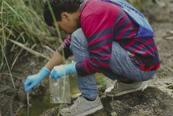 Científicos en el aula: arranca convenio con ScienteLab para llevar ciencia a 450 estudiantes en seis departamentos