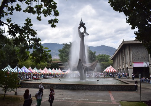 Fuente de piedra de la Universidad de Antioquia